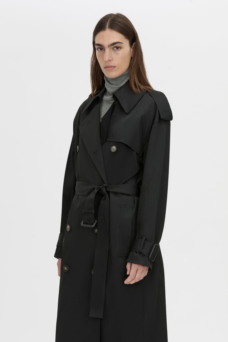 crop view CAMILLA AND MARC Evans classic trench coat in black in twill fabrication.