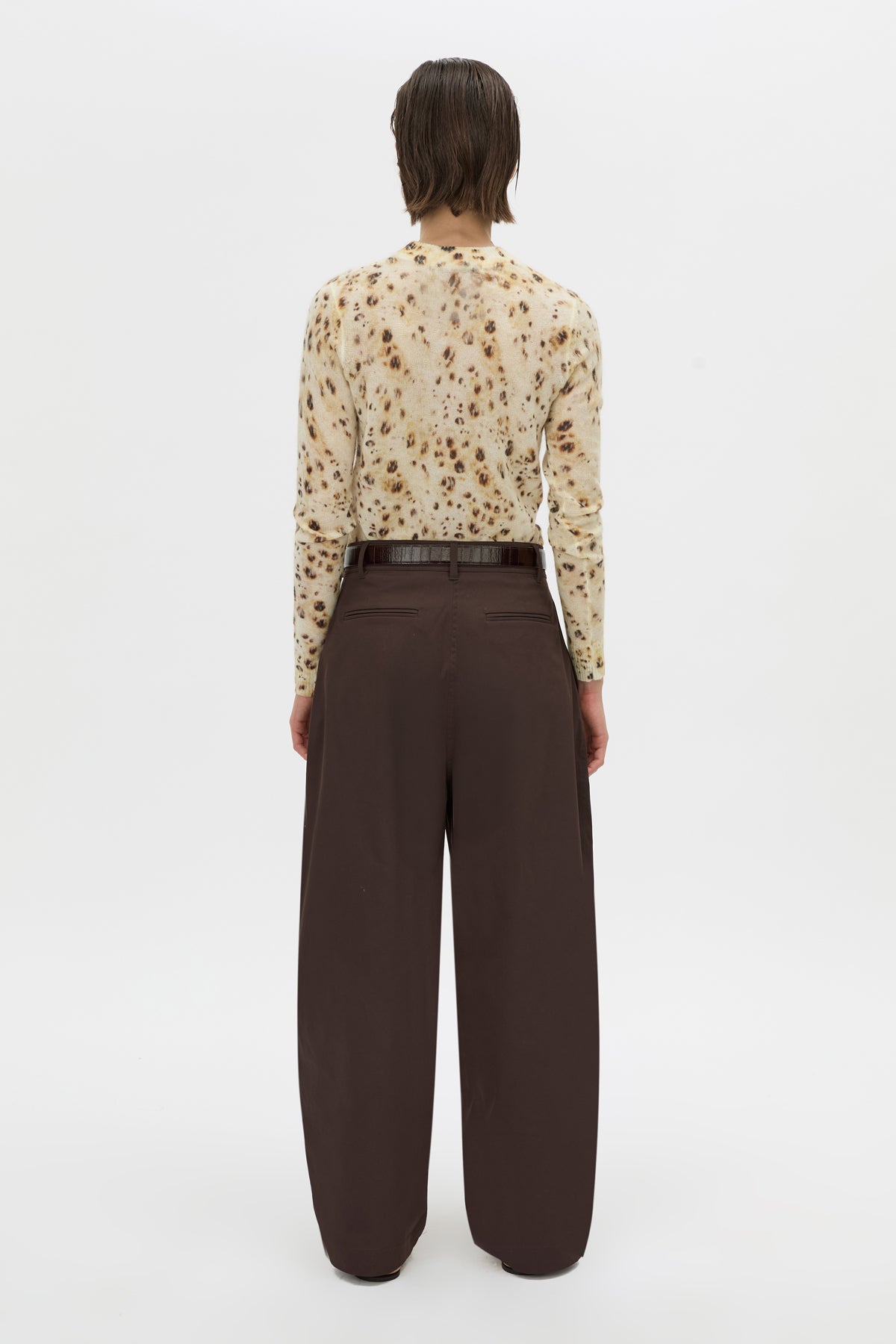 Back view CAMILLA AND MARC Lola relaxed pant in hickory.