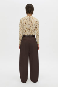 Back view CAMILLA AND MARC Lola relaxed pant in hickory.