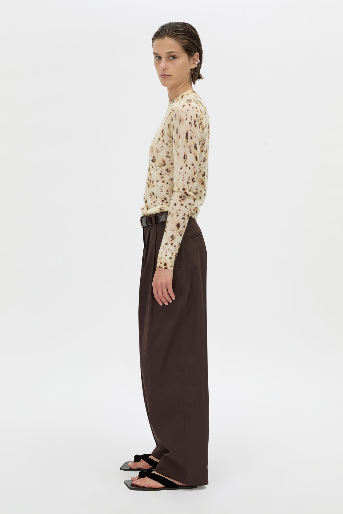 Side view CAMILLA AND MARC Lola relaxed pant in hickory.