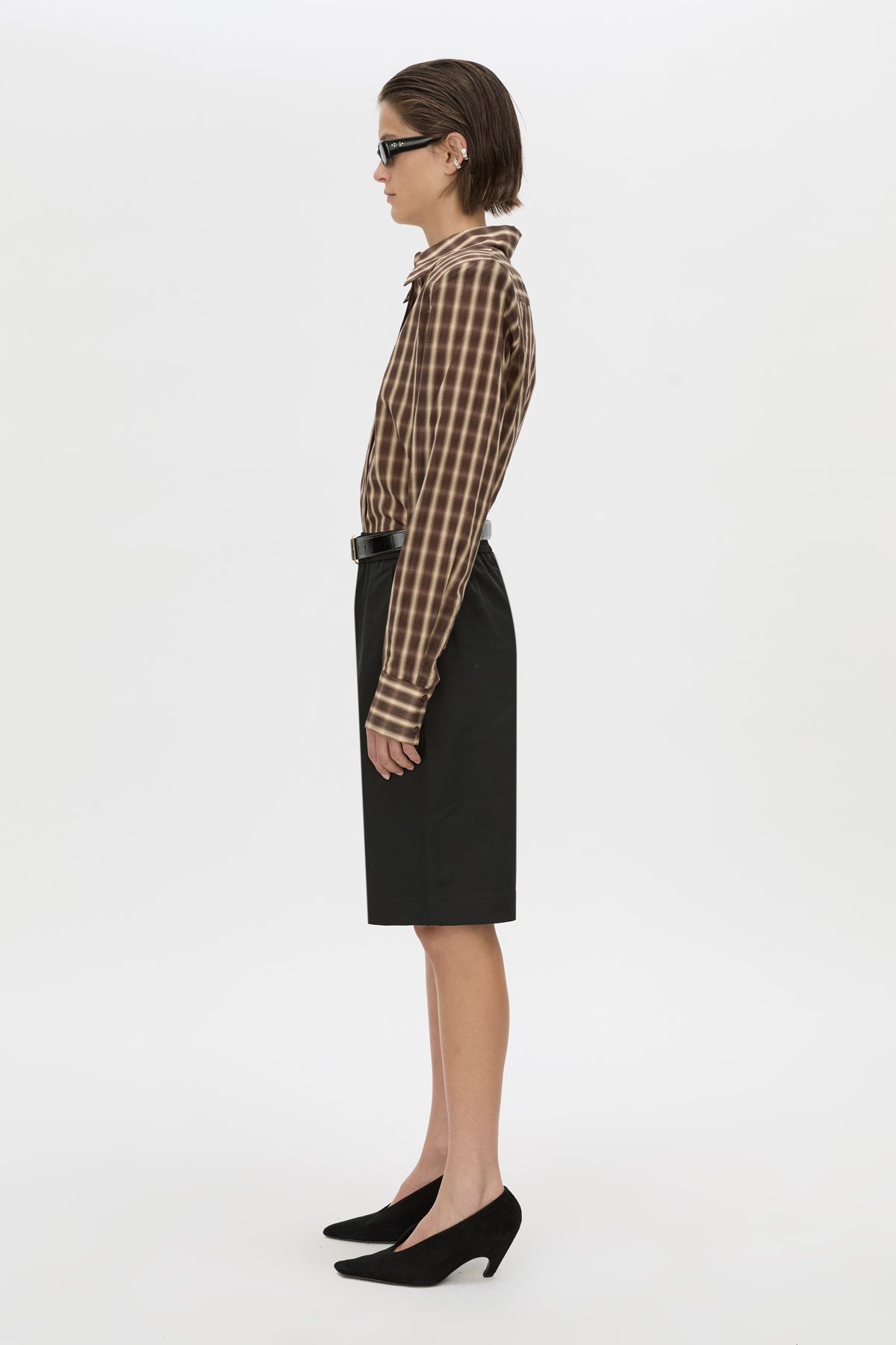 Side view CAMILLA AND MARC Mahdavi bermuda short in black.