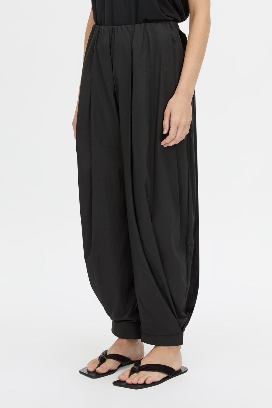 crop view CAMILLA AND MARC Rhia Balloon Leg Pant in black with an encased gathered elastic waistband.