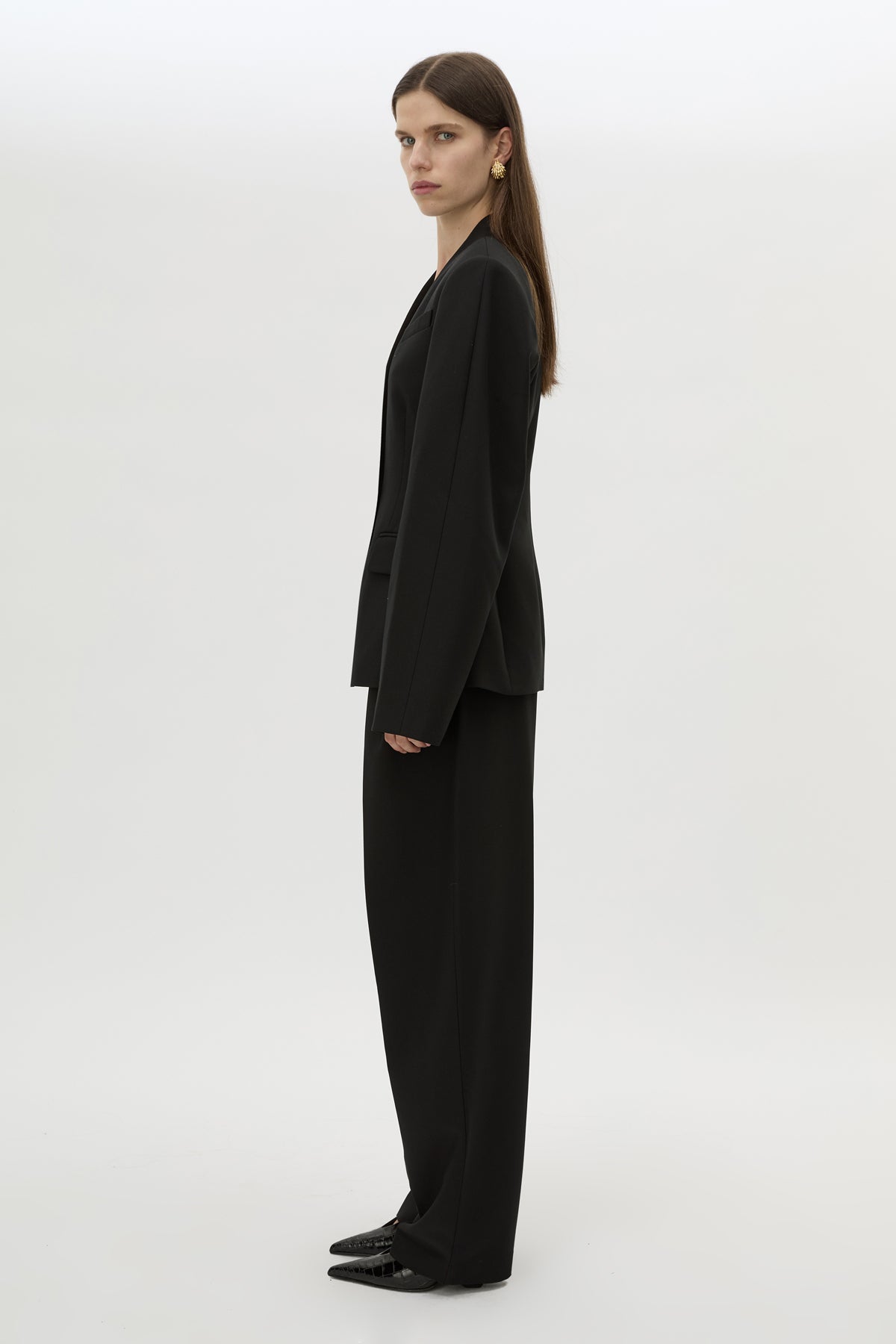 Side view CAMILLA AND MARC Tala Fitted Collarless Blazer in Black with single‑breasted closure, curved sleeves 